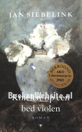 Knielen op een bed violen