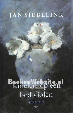 Knielen op een bed violen