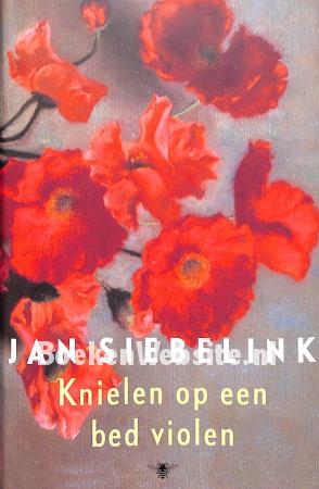 Knielen op een bed violen