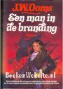 Een man in de branding